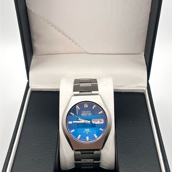 Vintage 1975 Seiko 5 Actus SS, automatic 42mm size case, 6.5in size wrist - Picture 7 of 11